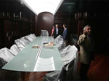 El consejero de Economía, José Antonio Griñán, revisó el pasado viernes la nueva sala de reuniones del Consejo de Gobierno en la Casa Rosa.