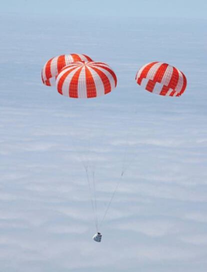 Prueba de descenso de la cápsula Dragon tras ser soltada desde un helicóptero.