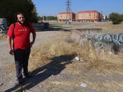 El concejal de Villaverde, Guillermo Zapata, junto a un colector de aguas destrozado.