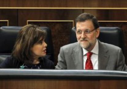 El presidente del Gobierno, Mariano Rajoy, junto a la vicepresidenta, Soraya S&aacute;enz de Santamar&iacute;a, en el Congreso. 