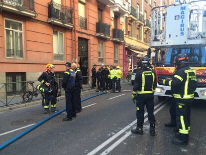 Bomberos tratan de extinguir el fuego tras la explosión.