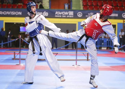 Jesús Tortosa Cabrera (i) y Mourad Laachraoui (d) durante la final de la categoría masculina de menos de 54 kg en los Campeonatos de Europa.