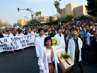 Los participantes en la manifestación en defensa de la sanidad pública celebrada este domingo en Valencia.