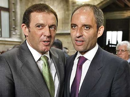 Joan Ignasi Pla y Francisco Camps en un acto institucional de la celebración del 9 d'Octubre.