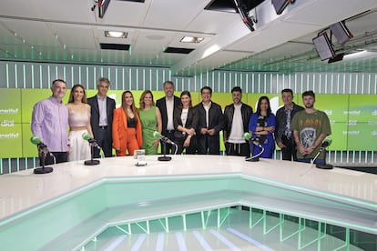 El presidente del Cabildo de Tenerife, Pedro Martín, junto a los premiados en los 'Premios Dial'.