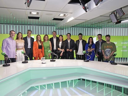 El presidente del Cabildo de Tenerife, Pedro Martín, junto a los premiados en los 'Premios Dial', el 27 de abril de 2022.