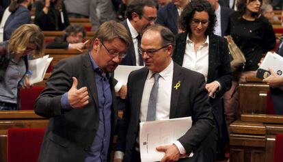 Xavier Domènech, amb Jordi Turull, en un ple del Parlament.