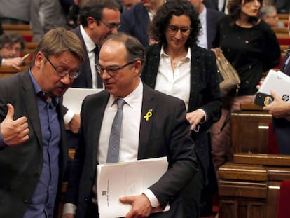 Xavier Domènech, amb Jordi Turull, en un ple del Parlament.