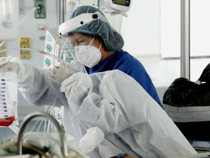 Personal médico atiende a un enfermo en una unidad de cuidado intensivo de Covid