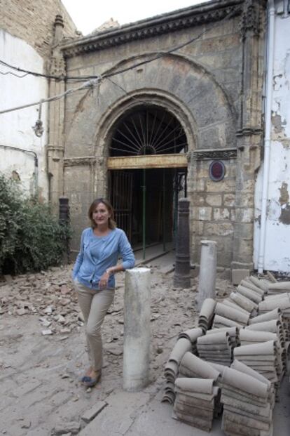 María del Mar Sánchez Estrella, ante la puerta de la Universidad en Santa Clara.