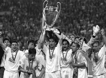 Los jugadores madridistas levantan el trofeo tras recibir las medallas de campeones. Los blancos consiguen el trofeo tras 32 años de sequía en la máxima categoría europea.