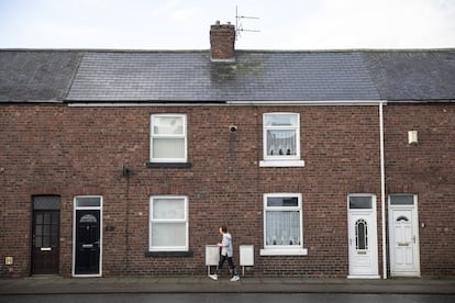 Una mujer pasea por una de las calles del municipio de Coxhoe, entre Durham y Sedgefield (noreste de Inglaterra).