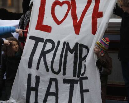 Manifestantes seguram o cartaz com o trocadilho "Love Trumps Hate" (O amor supera o ódio).