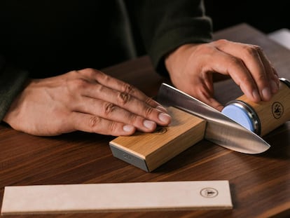 Artículo de EL PAÍS Escaparate que describe la gama de afiladores de cuchillos Horl 3 disponibles en Lecuine.