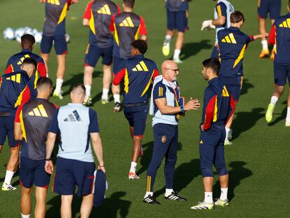 Luis de la Fuente, durante el entrenamiento de España.