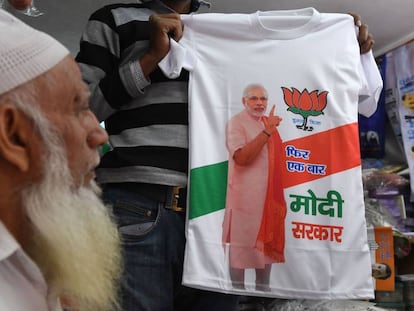 Un comerciante muestra una camiseta con la figura del primer ministro indio Narendra Modi en una tienda de Nueva Delhi el pasado 13 de marzo. 