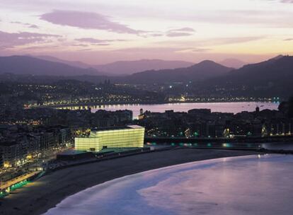 Playa de Zurriola de San Sebastián, también conocida como la playa de Gros, con el Kursaal iluminado al atardecer