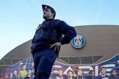 Un oficial de policía patrulla fuera del estadio Parque de los Principes, antes del inicio del encuentro entre El París Saint-Germain y el Barcelona.