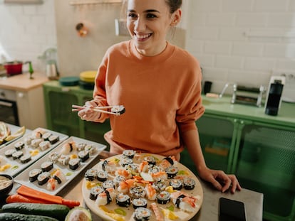 Preparar sushi casero resulta muy sencillo con este 'kit' a la venta en Amazon. GETTY IMAGES.