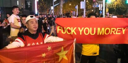 Manifestación contra la NBA en Shanghái.