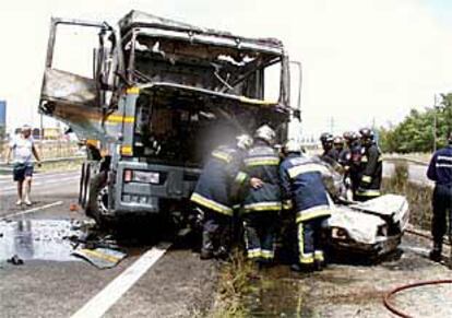 Los bomberos atendían ayer a los ocupantes de un turismo que chocó contra un camión.