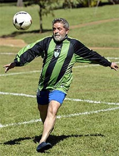 Lula, durante un partido de fútbol que disputó en el palacio de Alvorada.