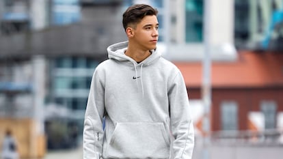 Chico joven con una sudadera gris de Nike.