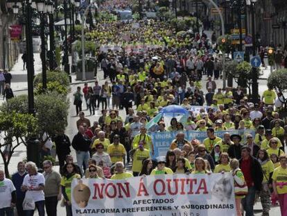 Miles de manifestantes marchan en Vigo contra la quita a las preferentes.