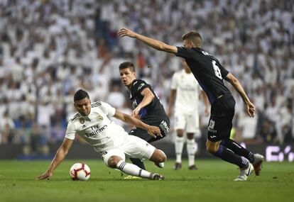 Casemiro, con varios contrarios, en un lance del partido.