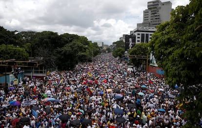 Vista general de la multitud que apoya a la oposición y demanda un referéndum para destituir al presidente Nicolás Maduro, en Caracas.