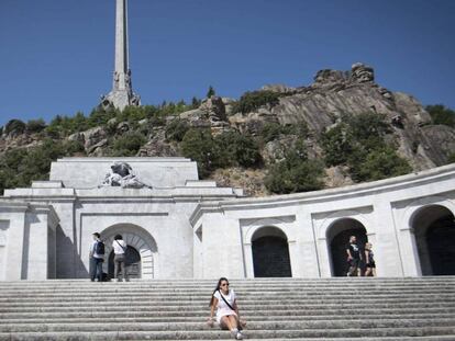 Varios turistas pasean por el interior del Valle de los Caídos, el pasado agosto. 