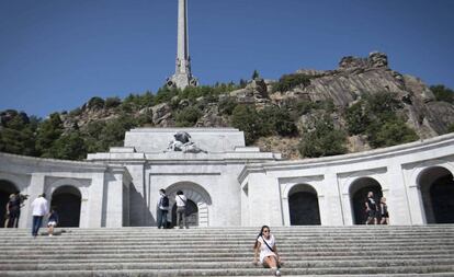 Varios turistas pasean por el interior del Valle de los Caídos, el pasado agosto.