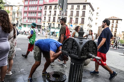 Un hombre se refresca en Madrid el 9 de agosto.