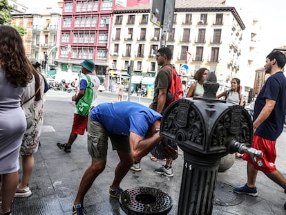 Un hombre se refresca en Madrid el 9 de agosto.