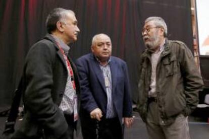 El secretario general de UGT, Cándido Méndez (d), conversa con sus homólogos en Cataluña, Josep Maria Álvarez (i), y Andalucia, Manuel Pastrana (c), poco antes del comienzo de la clausura del XIV congreso del sindicato en Cataluña, en el que se reelegirá a Álvarez como líder de la formación, en el que será su último mandato de cuatro años.