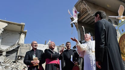 Francisco solta uma pomba entre os escombros da praça de Hosh al-Bieaa, em Mossul.