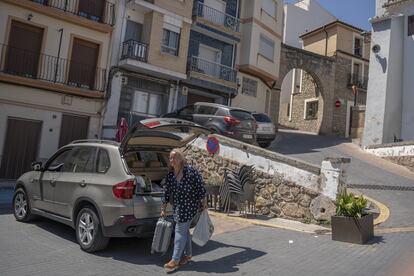 Varios vecinos en las calles de Bejís tras ser desconfinados por el incendio, este sábado.