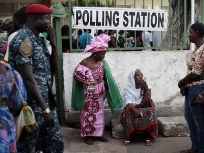 Puesto de votación en Banjul, Gambia, durante las elecciones de diciembre de 2016-