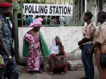 Puesto de votación en Banjul, Gambia, durante las elecciones de diciembre de 2016-