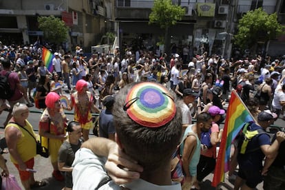 La manifestación del Orgullo en Tel Aviv no es ajena a la tormenta política que la rodea. Muchas voces hacen hincapié en que no es más que un intento de mostrar una cara color de rosa de un país, aún conservador, que niega los derechos de los palestinos, donde Tel Aviv es una isla. Un pequeño número de esos críticos también salió a las calles de Tel Aviv para protestar por ese “lavado rosa” de la cara de Israel.