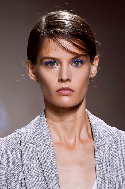 Un look nude donde la protagonista es la mirada gracias a un potente delineado azul. Una sabia elección de Pat McGrath para Hugo Boss.