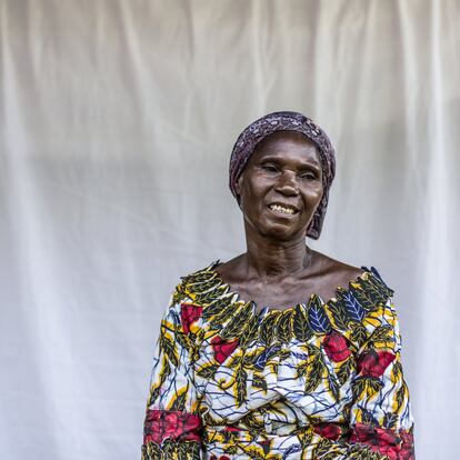 <p>63 años, nueve hijos</p> Desde que su marido se marchó, Cecille cuida sola de sus 9 hijos. “Estoy mayor, me faltan las fuerzas, el campo es muy duro”, y se frota los ojos con unas manos secas y arrugadas, encorvadas como si aún llevase el machete, una de las pocas herramientas con las que trabaja. “Ya había perdido la esperanza de aprender a leer, a mi edad. Y mira, ahora puedo escribir mi nombre. Me ha devuelto la ilusión. Ojalá pueda dejar el campo y dedicarme al comercio”, sueña en alto mientras se tapa la boca acallando la risa. </p>