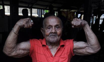 Manohar Aich, culturista indio, en un gimnasio de Calcuta a punto de cumplir 100 a&ntilde;os. 