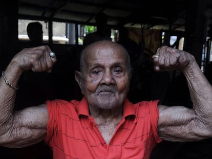 Manohar Aich, culturista indio, en un gimnasio de Calcuta a punto de cumplir 100 a&ntilde;os. 