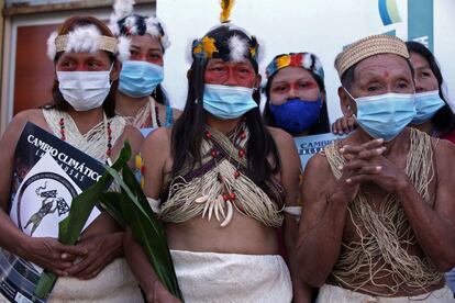 Un grupo de indígenas presenta una demanda por el cambio climático contra la compañía petrolera china PetroOriental en El Coca, provincia de Orellana, Ecuador.