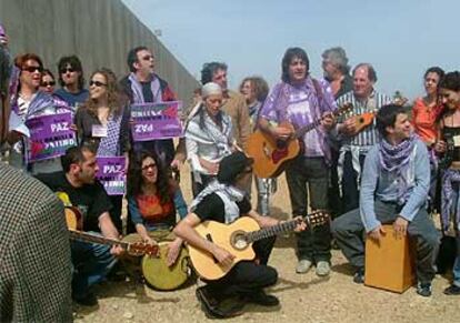 Unos 80 actores, cantantes y escritores españoles interpretan <i>Separados por un muro</i>, en Kalkilia.