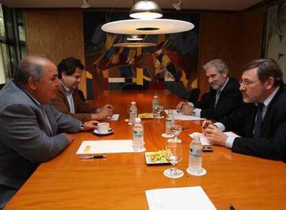 Pedro Muñoz y Javier Duarte, a la izquierda, reunidos con Jaime Lissavetzky.