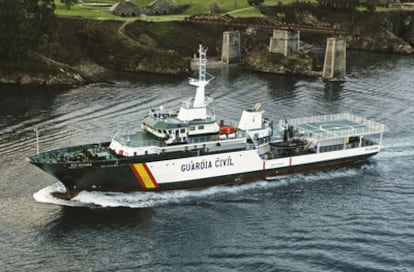 El barco de la Guardia Civil <i>Río Segura,</i> presentado hoy en Cádiz.