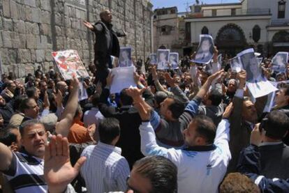 Un grupo de manifestantes, hoy, a las puertas de la mezquita de Omayyad en Damasco.