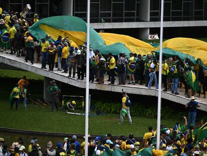 Manifestantes contra los resultados electorales y el Gobierno del presidente Lula da Silva invaden el Congreso Nacional, el Supremo Tribunal Federal y el palacio del Planalto en Brasilia, el domingo 8.